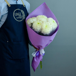 Букет из одноголовой хризантемы в упаковке