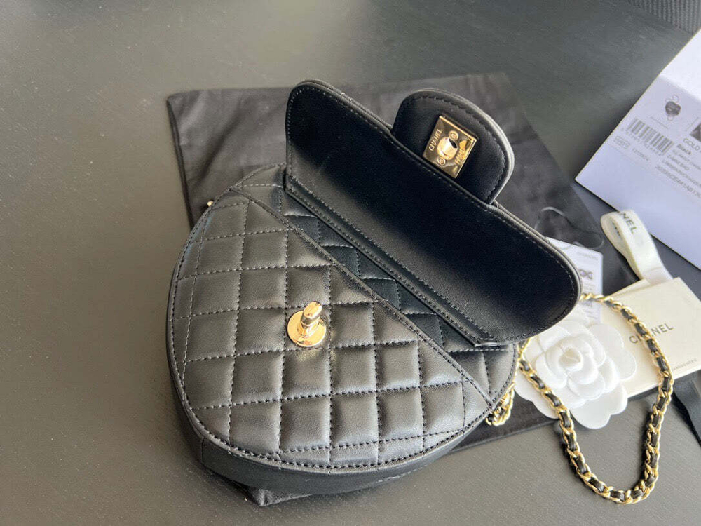 Chanel Heart Bag 18 cm