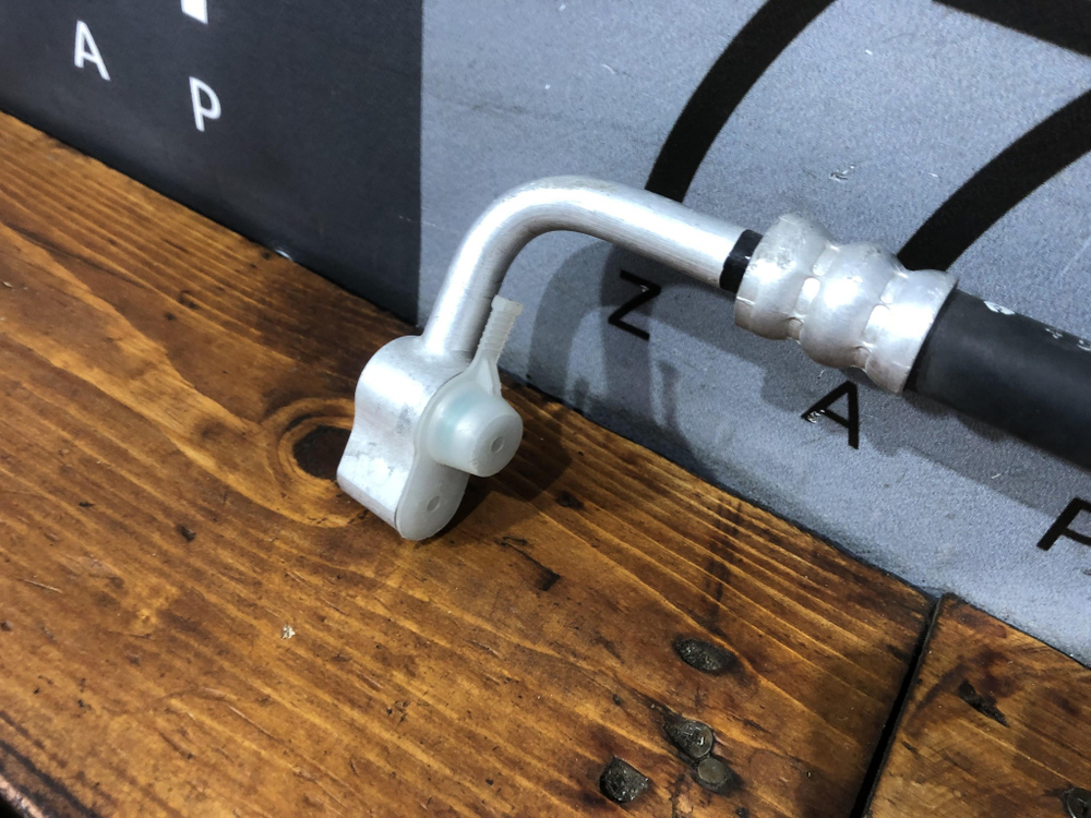 Трубка кондиционера Ranger, B-series 97-06 Новая Оригинал UH7161461A