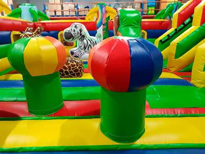 Коммерческий надувной батут "Зверята на радуге" 8х6х2,8