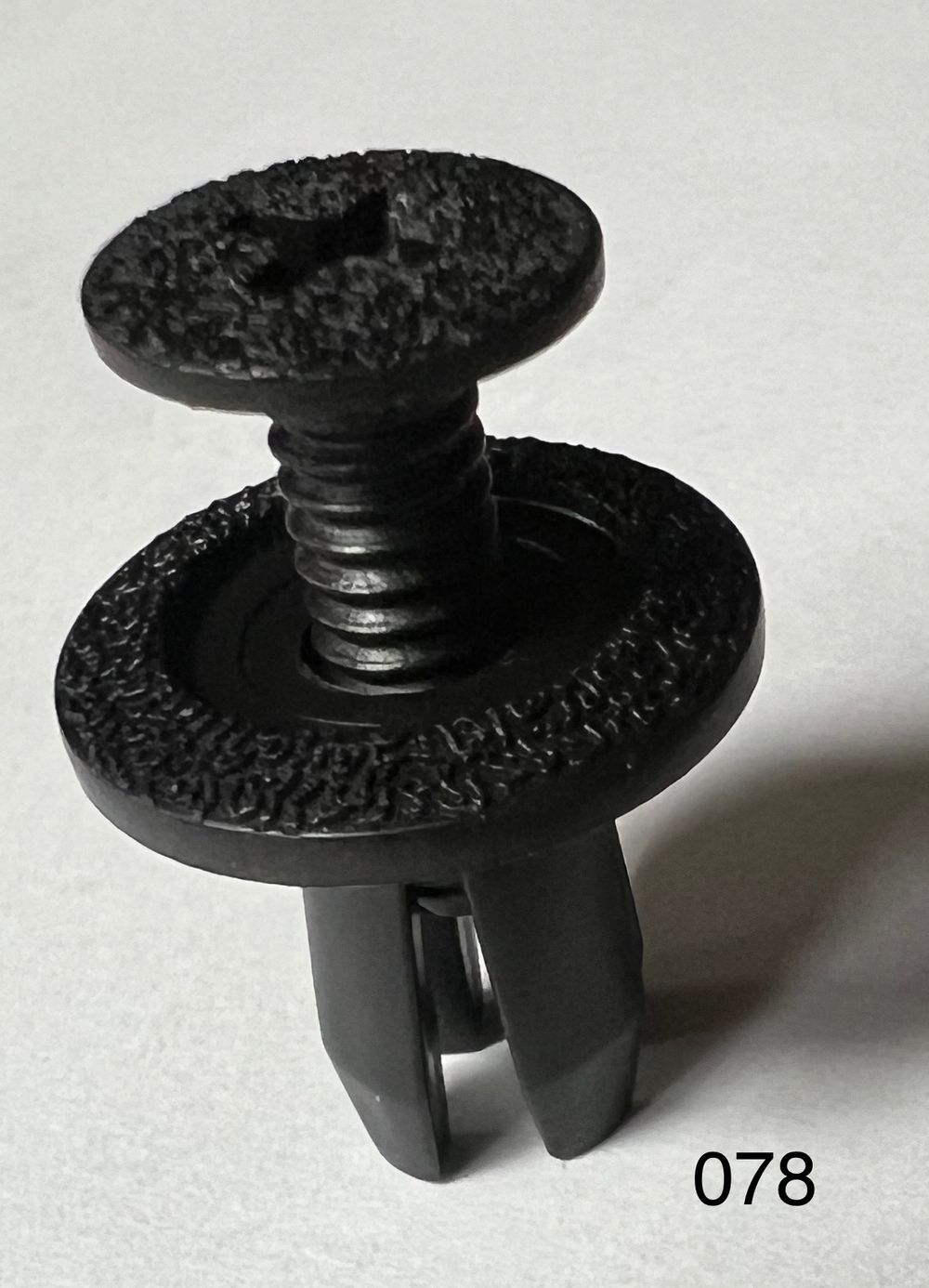 Клипса иномарка  d- 8 (резьба)  папа+мама (20шт/уп)  Код- 078   длинная