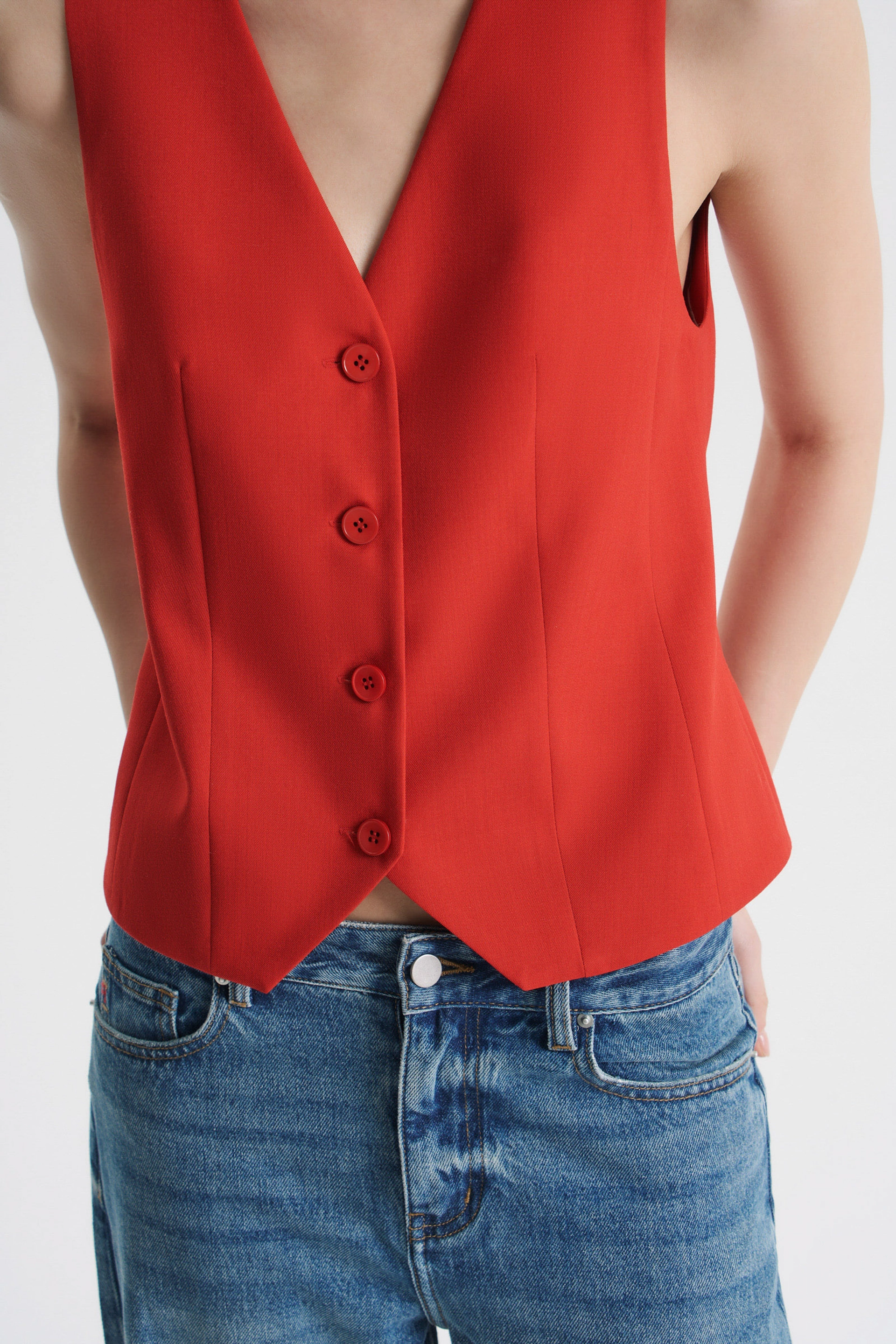 Жилет приталенный