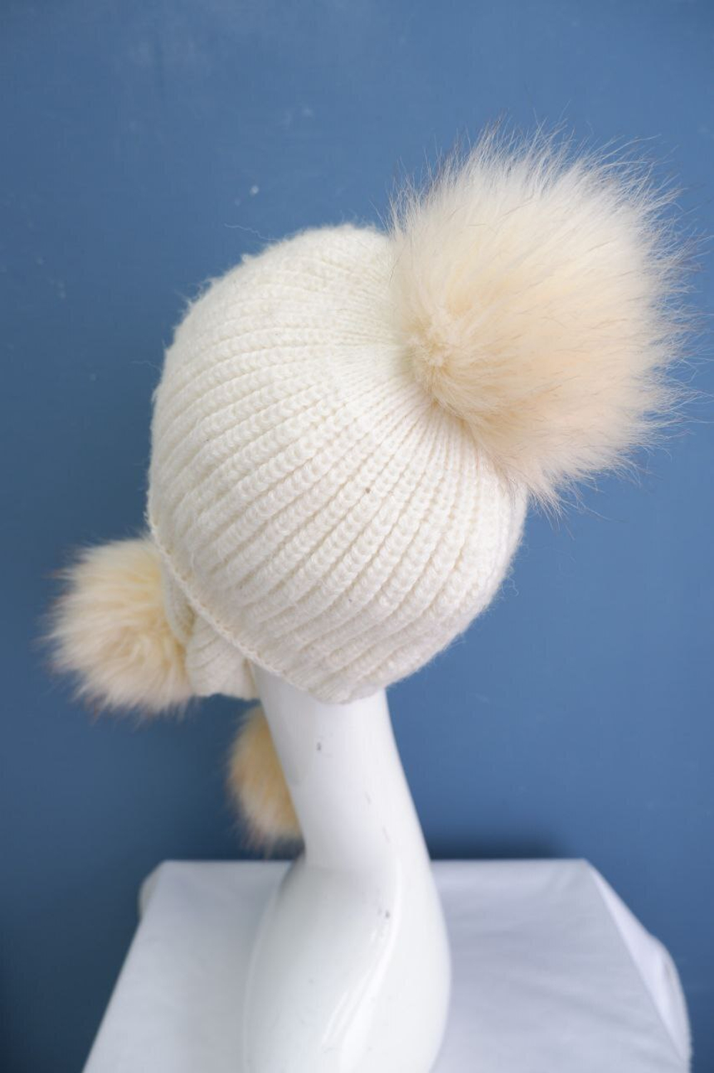 Шапка с помпонами