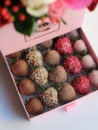 Шкатулка с цветами и клубникой в шоколаде