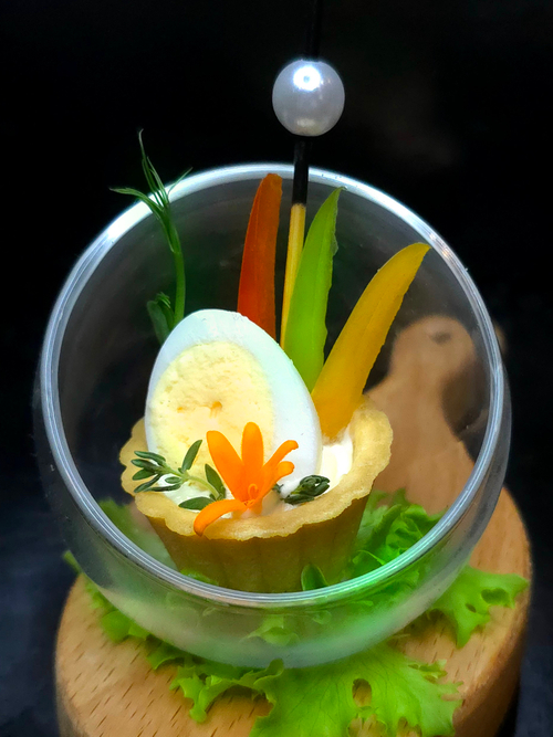 Канапе на тарталетке с майонезным соусом и перепелиным яйцом