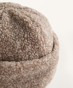 Oysho Шапка из искусственной овчины, бежевый меланж