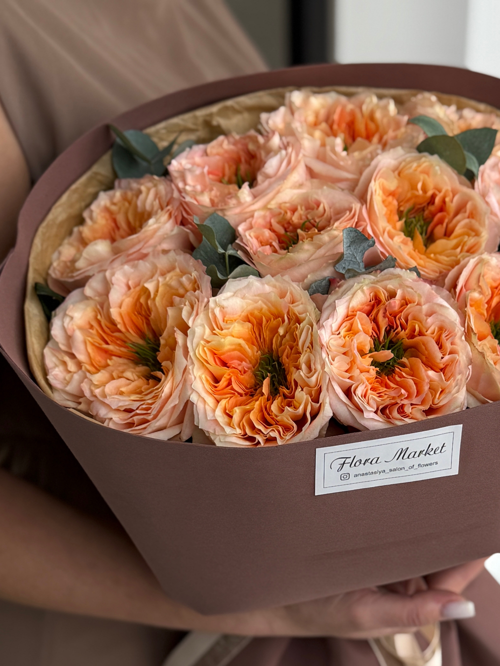 Пионовидные розы премиального сорта и эвкалипт в эффектном букете от Флора Маркет