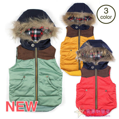 Жилет на молнии с мехом на капюшоне