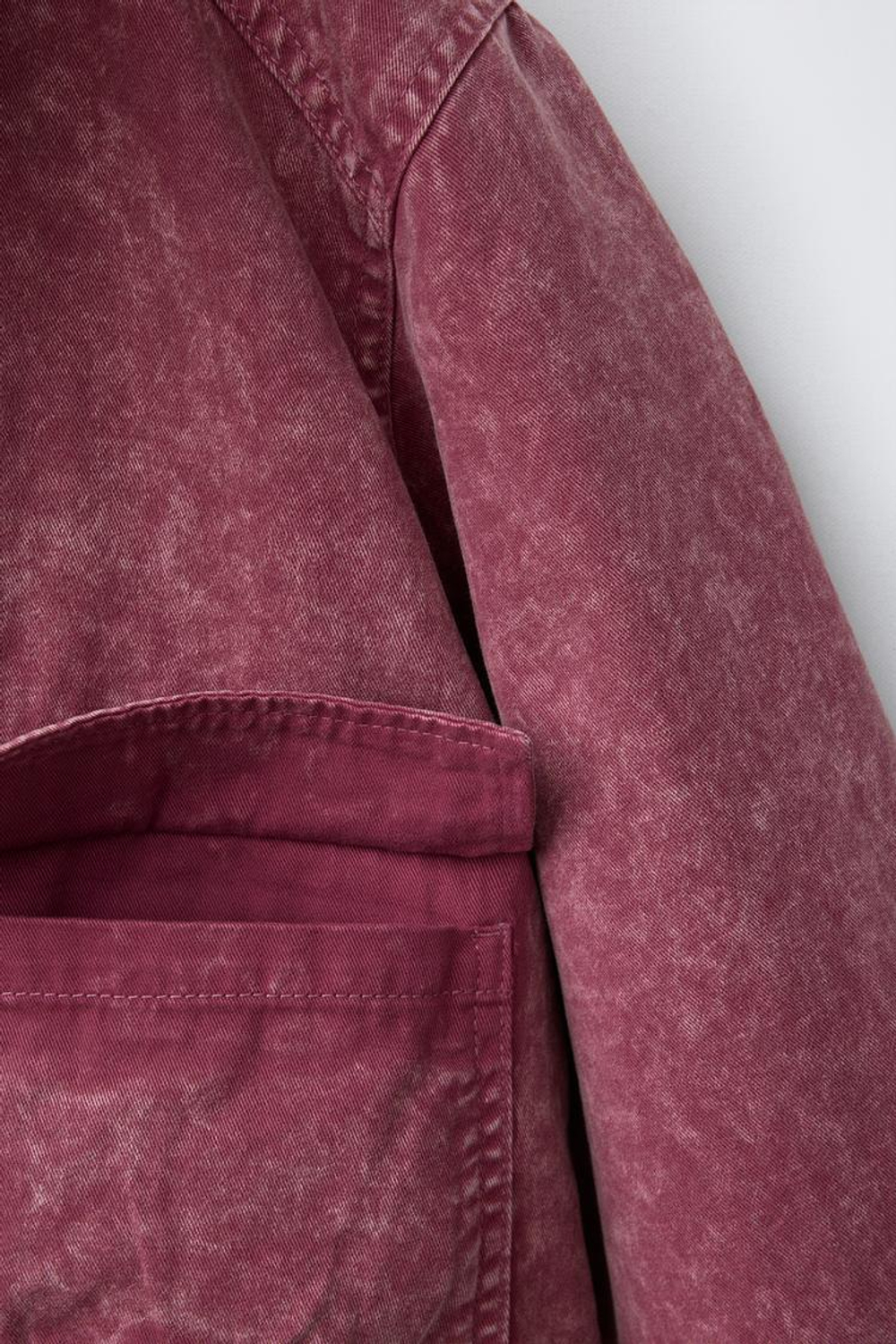 ZARA КУРТКА С ЭФФЕКТОМ ПОТЕРТОСТИ, МАЛИНОВЫЙ