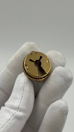 Накладка на пуговицу с пятнистой вставкой