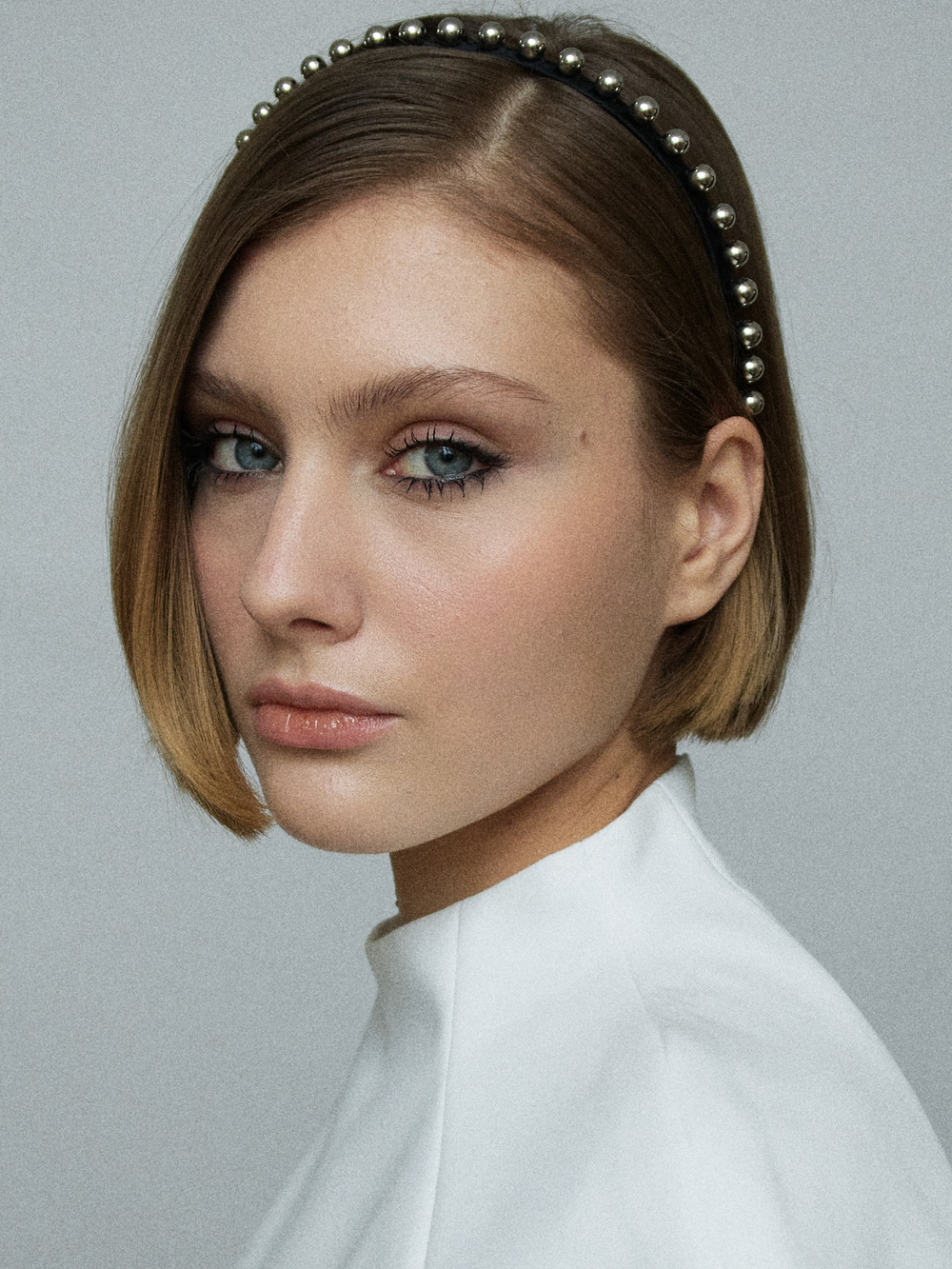 Ободок с мелкими металлическими шарами