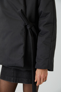 Зимняя куртка на запах из черной бархатистой мембраны