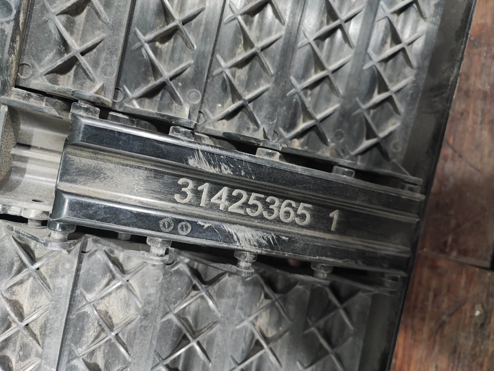 Жалюзи радиатора Volvo XC60 2 17-нв Б/У Оригинал 31425365