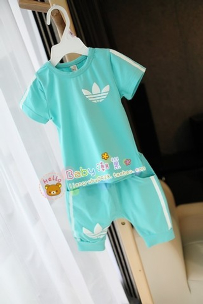 Комплект для новорожденных спортивный: футболка и бриджи с полосками и логотипом