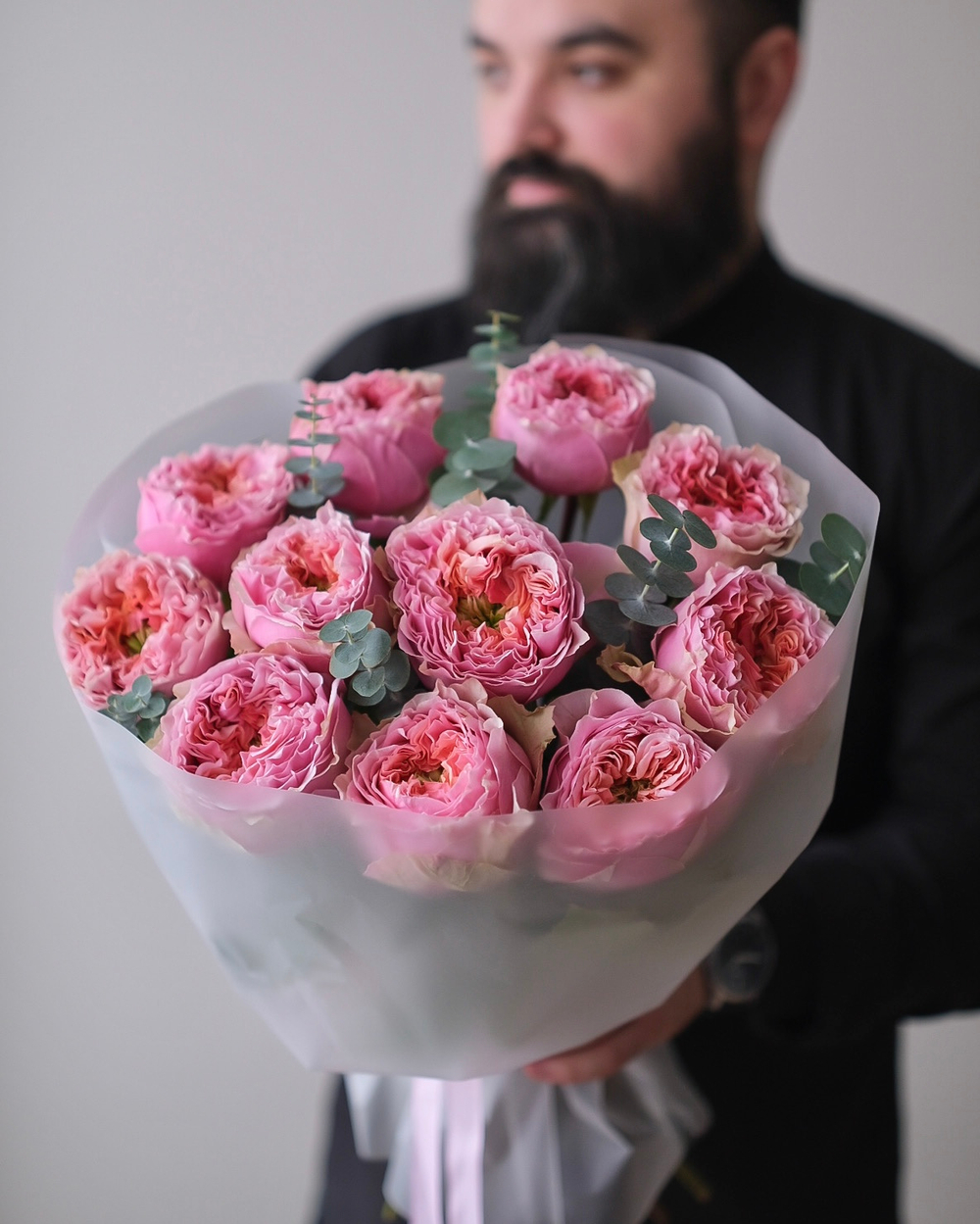 Монобукет из пионовидных роз Пинк Монстр с эвкалиптом