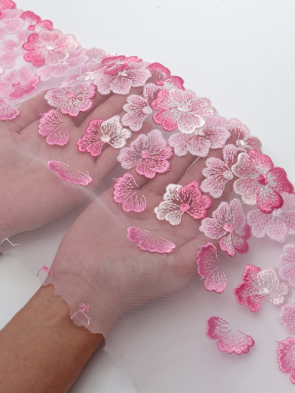 Вышивка на сетке нежно-розовая ширина 18 см (2 стороны)