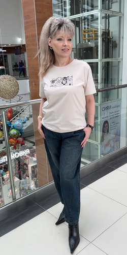 Джинсы-джоггеры темно-синего цвета.