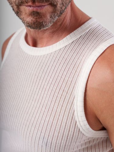 Белая майка в рубчик