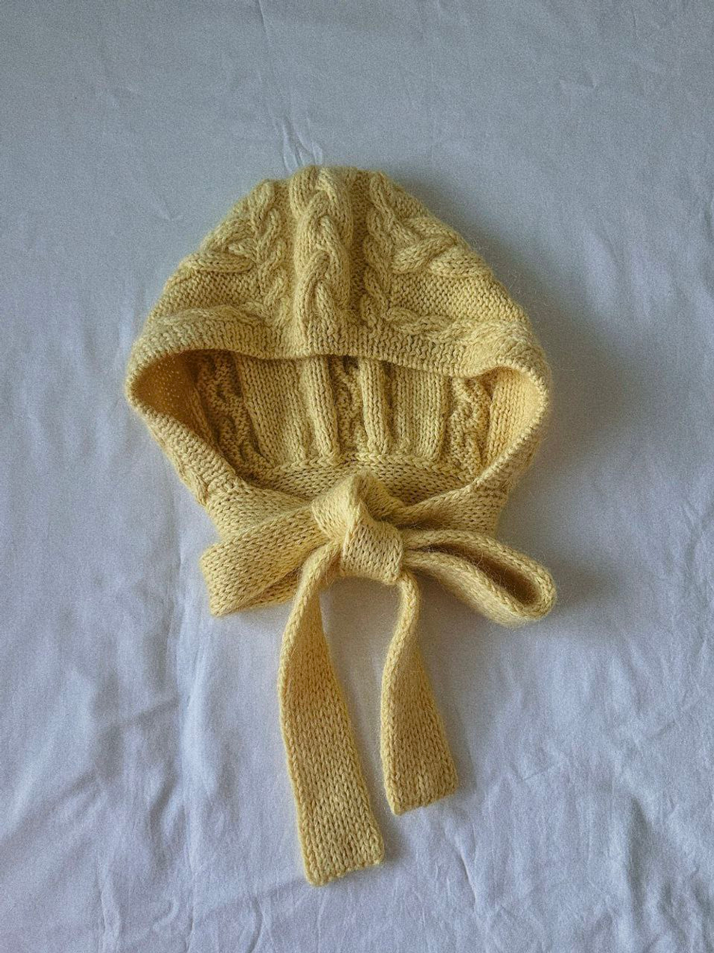 Описание по вязанию чепчика спицами "Daisy Bonnet"