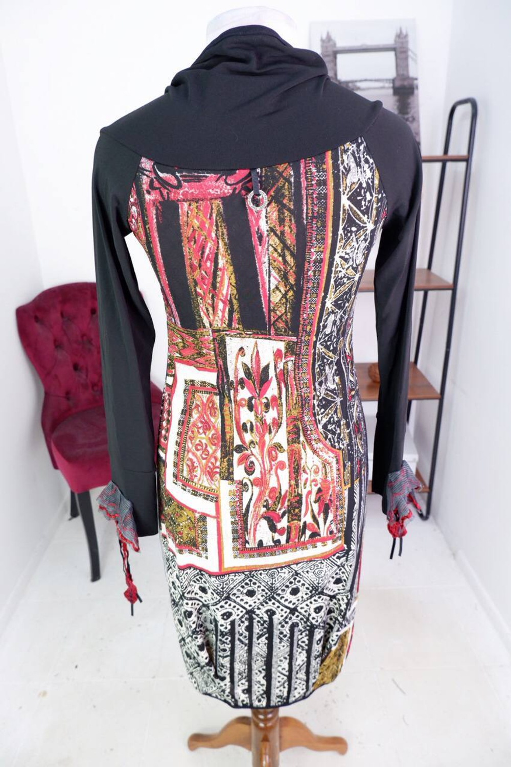 Платье Save the Queen обтягивающего кроя , маркировка М, визуально на 46 размер