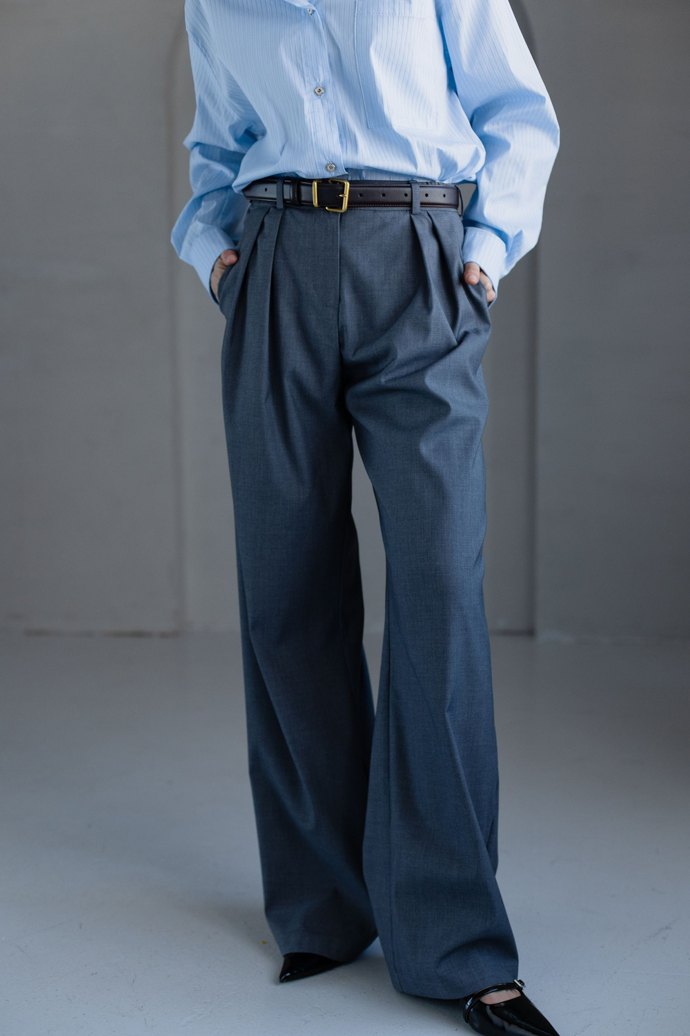 Брюки из вискозы на заниженной талии темно-серые