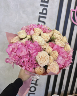 Авторский букет с гортензией и кустовой розой