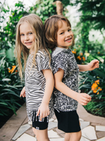 Футболка с капюшоном и карманами "Граффити"