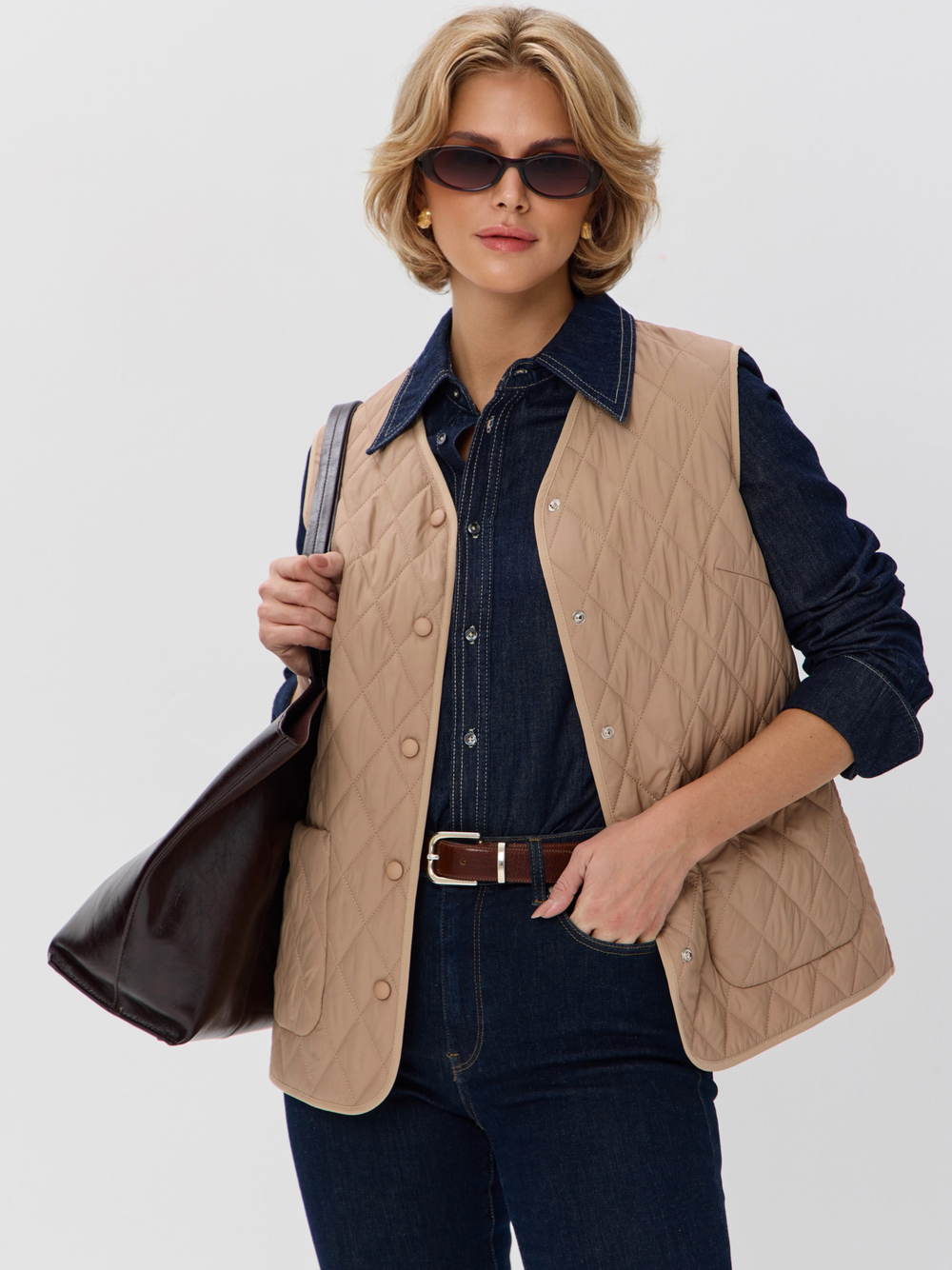 Легкий стеганый жилет с накладными карманами