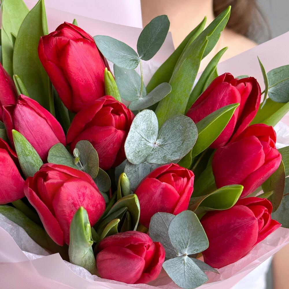 Красные тюльпаны и эвкалипт яркий букет