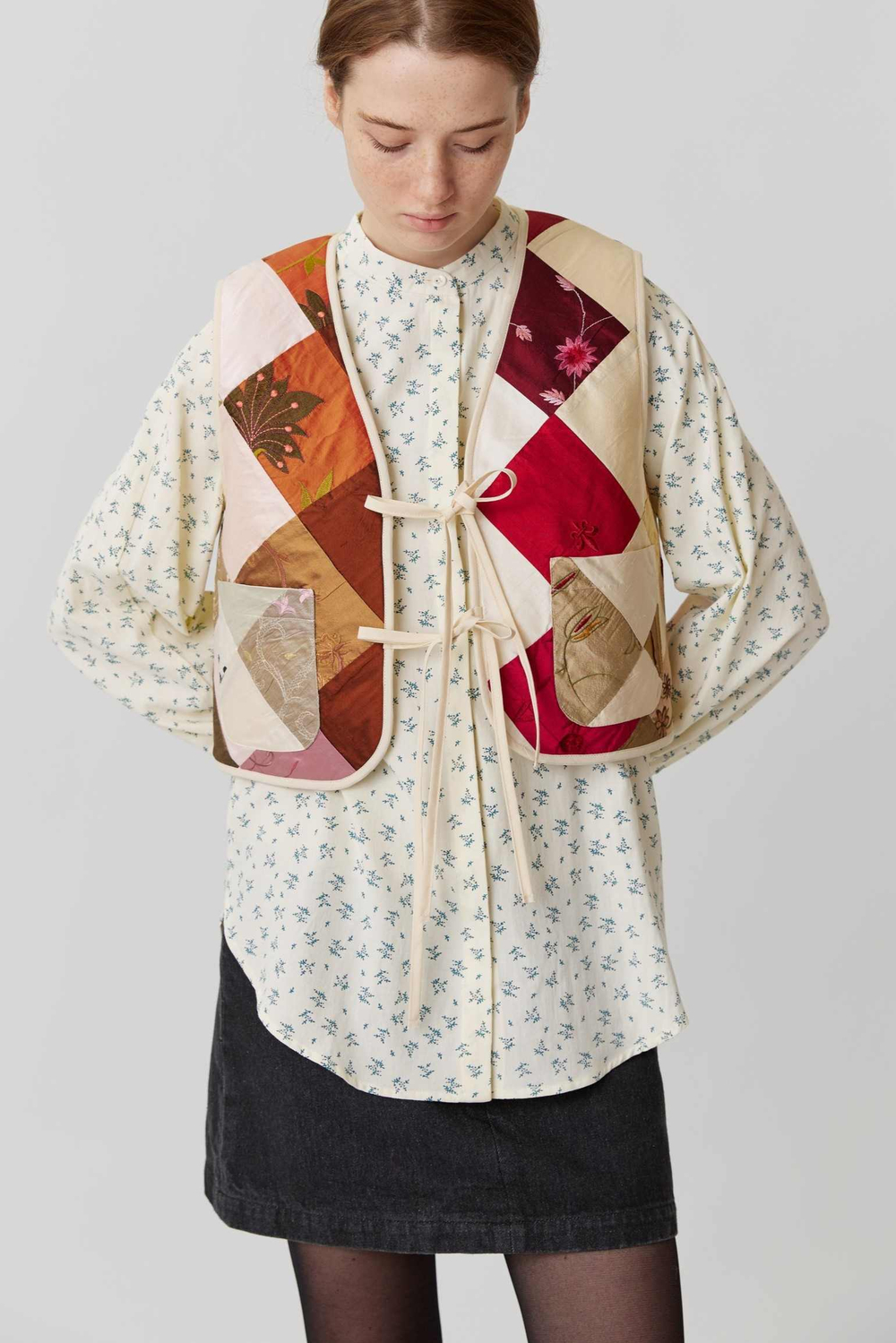 Жилет на двух завязках из шелка с мехом