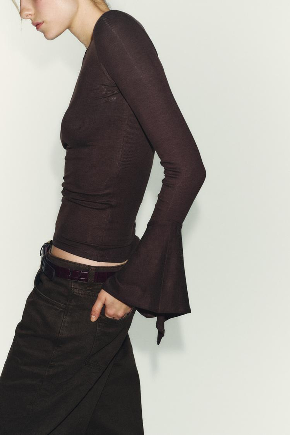 ZARA ФУТБОЛКА С ДЛИННЫМИ РУКАВАМИ И ВОЛАНОМ, ШОКОЛАДНЫЙ