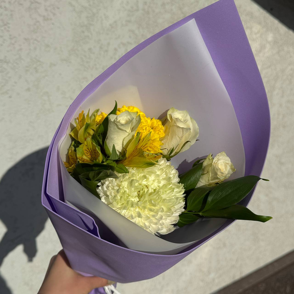 Букет с белыми розами, альстромерией и хризантемой