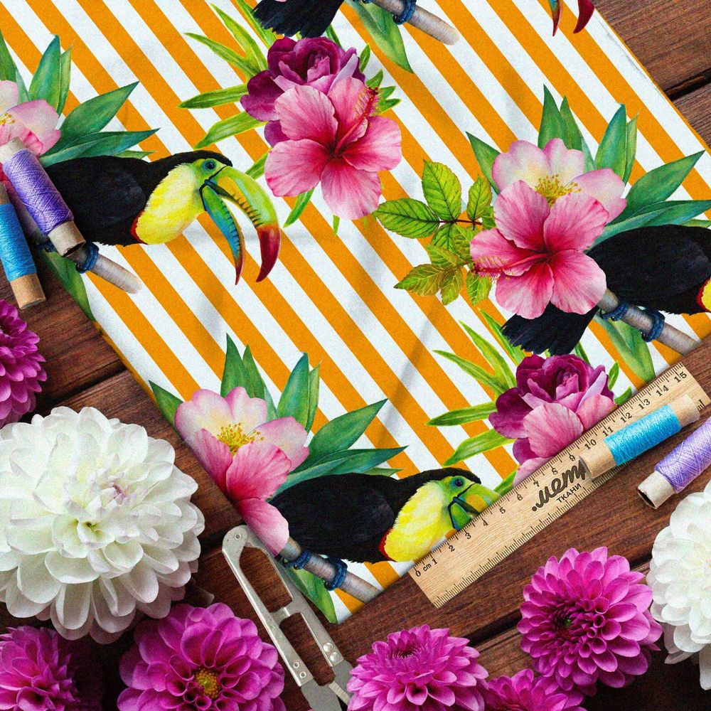 Ткань барби реалистичные петуньи и туканы на ярком полосатом фоне