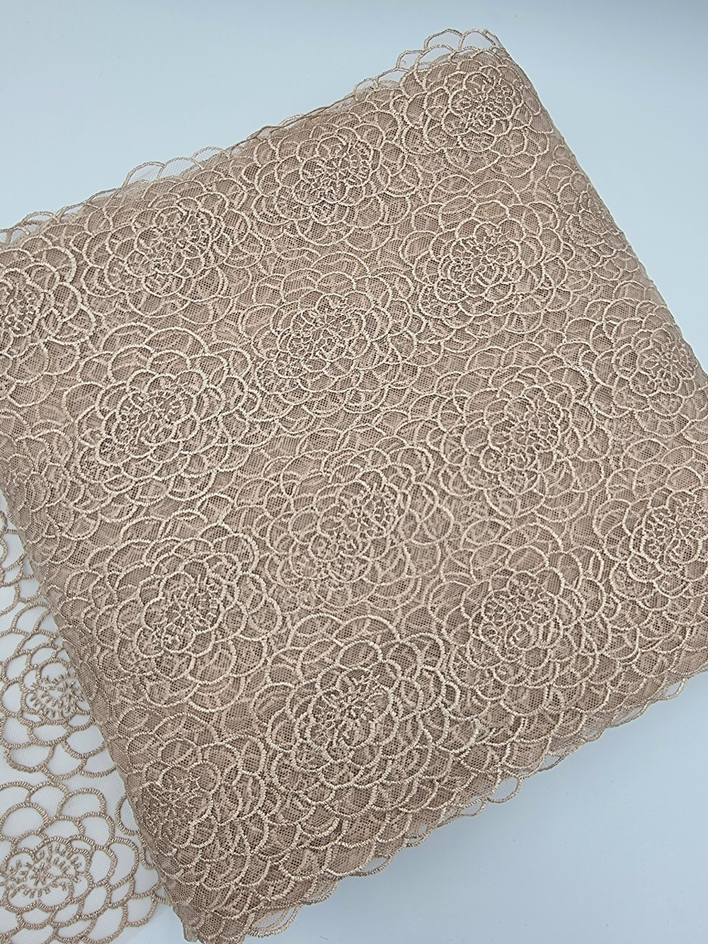 Вышивка на сетке золотисто-коричневая К747