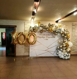 Фотозона с баннером на квадратном каркасе с цифрами