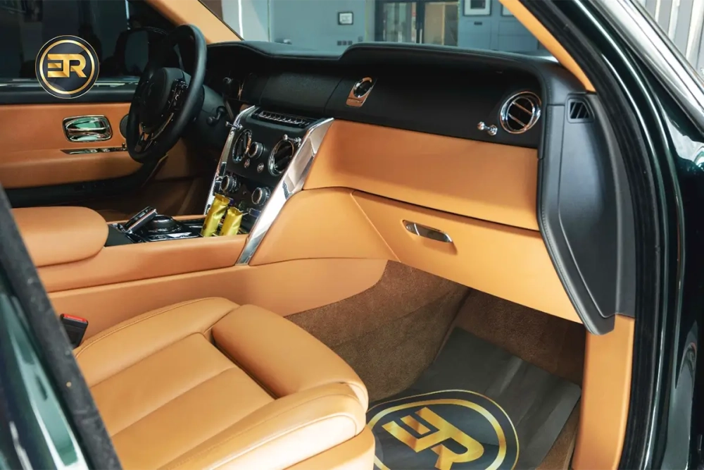 Rolls Royce Cullinan Dark Green