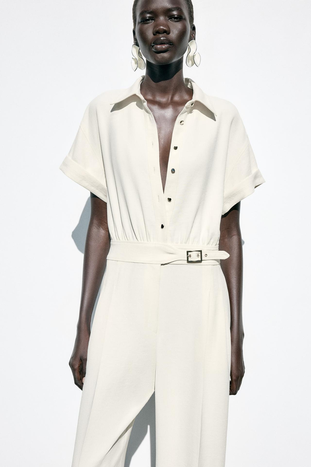 ZARA КОМБИНЕЗОН ИЗ КРЕПА С ПРЯЖКОЙ НА ПОЯСЕ, ЭКРЮ