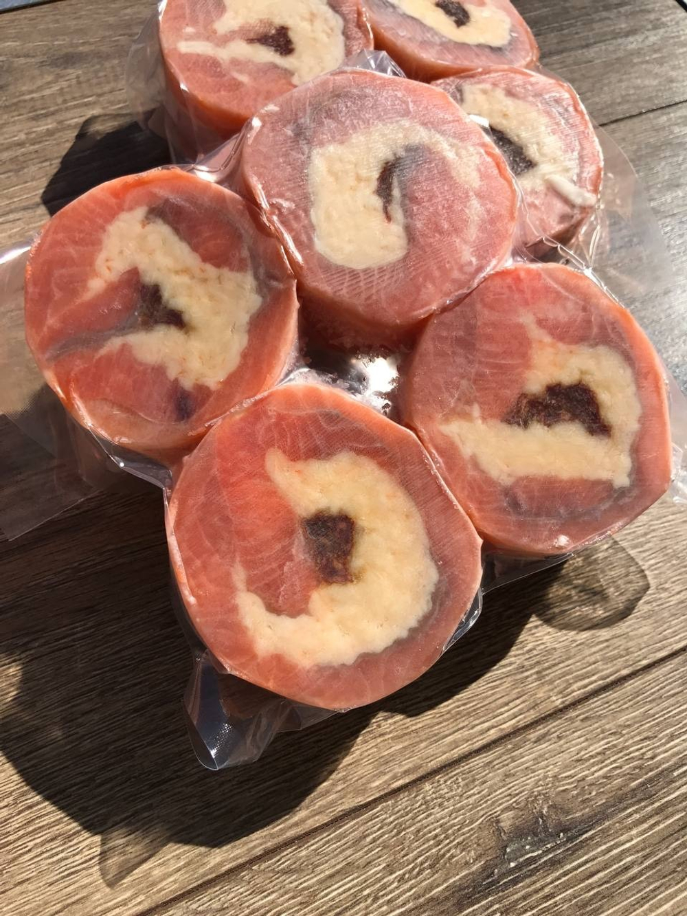 Рулет из форели с сыром и вялеными томатами