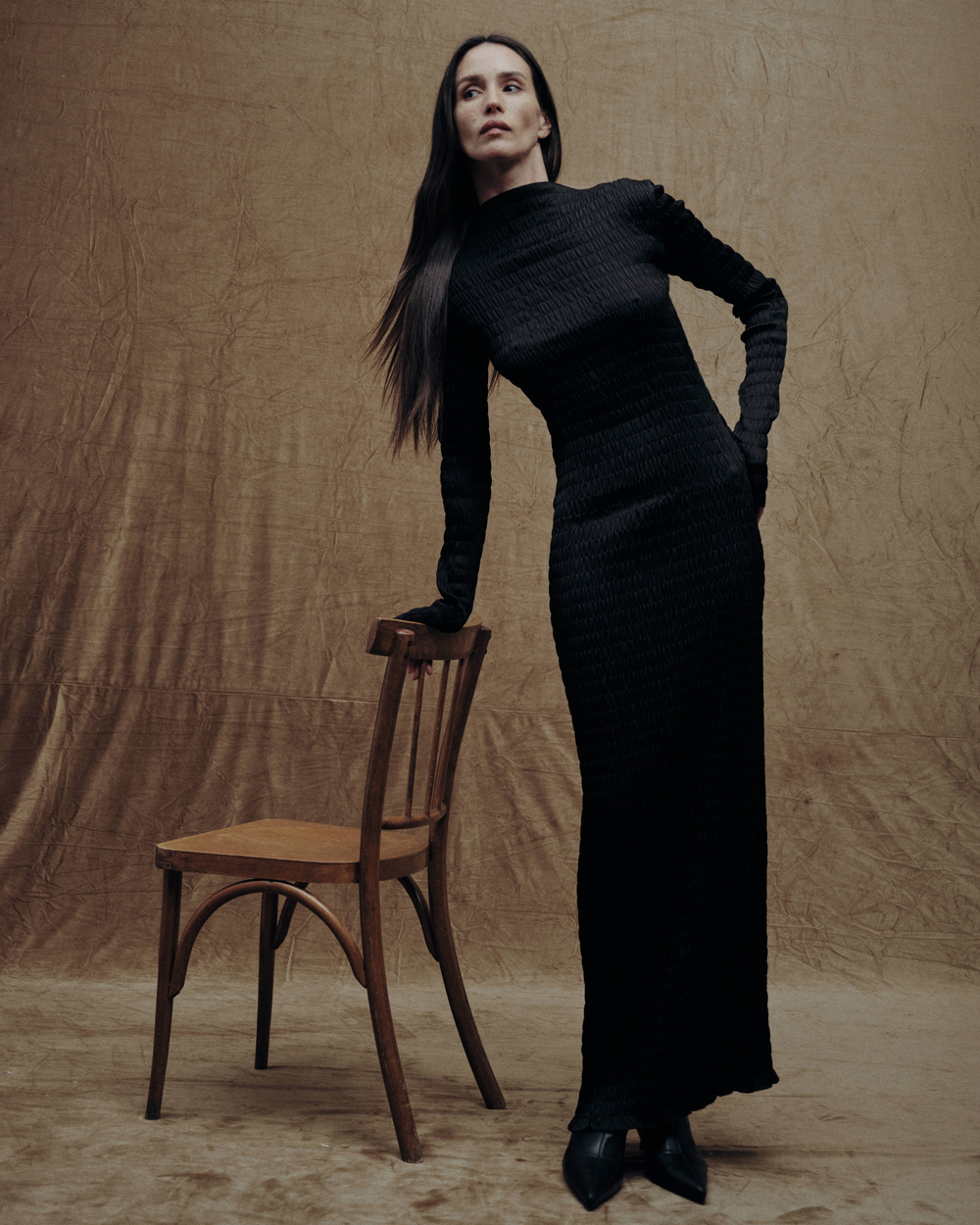 Платье из жатой атласной ткани