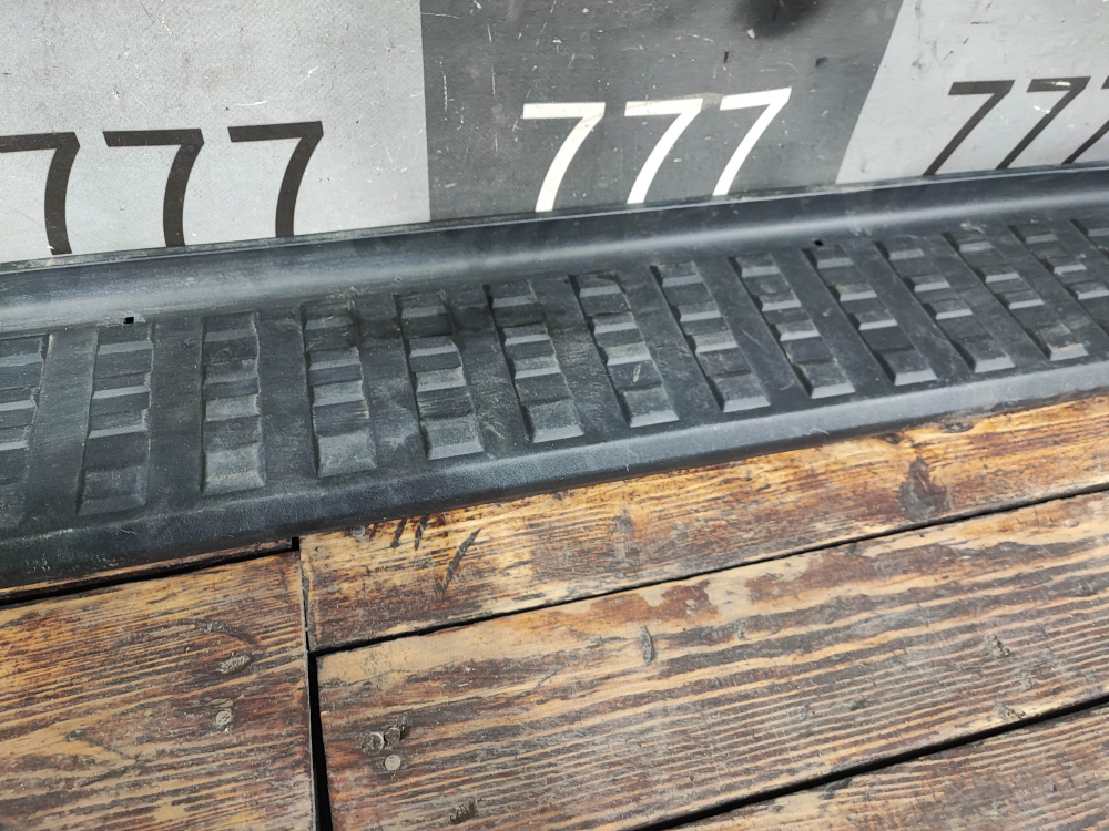 Накладка порога правого Toyota Land Cruiser Prado 250 23-нв Б/У Оригинал 517716A220