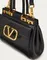 Средняя сумка с ручкой Valentino Rockstud Alcove из зернистой телячьей кожи черный