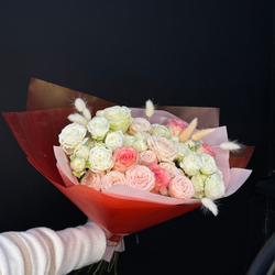 Букет из микса роз с полевым лагурусом