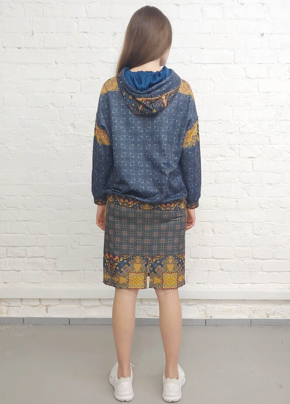 Комплект (худи и юбка) "Кормление птиц", по мотивам средневековой шпалеры 15 века