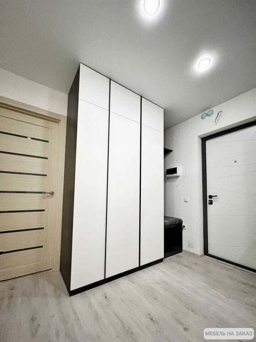 Прихожая с зеркалом, консолью и шкафом на заказ