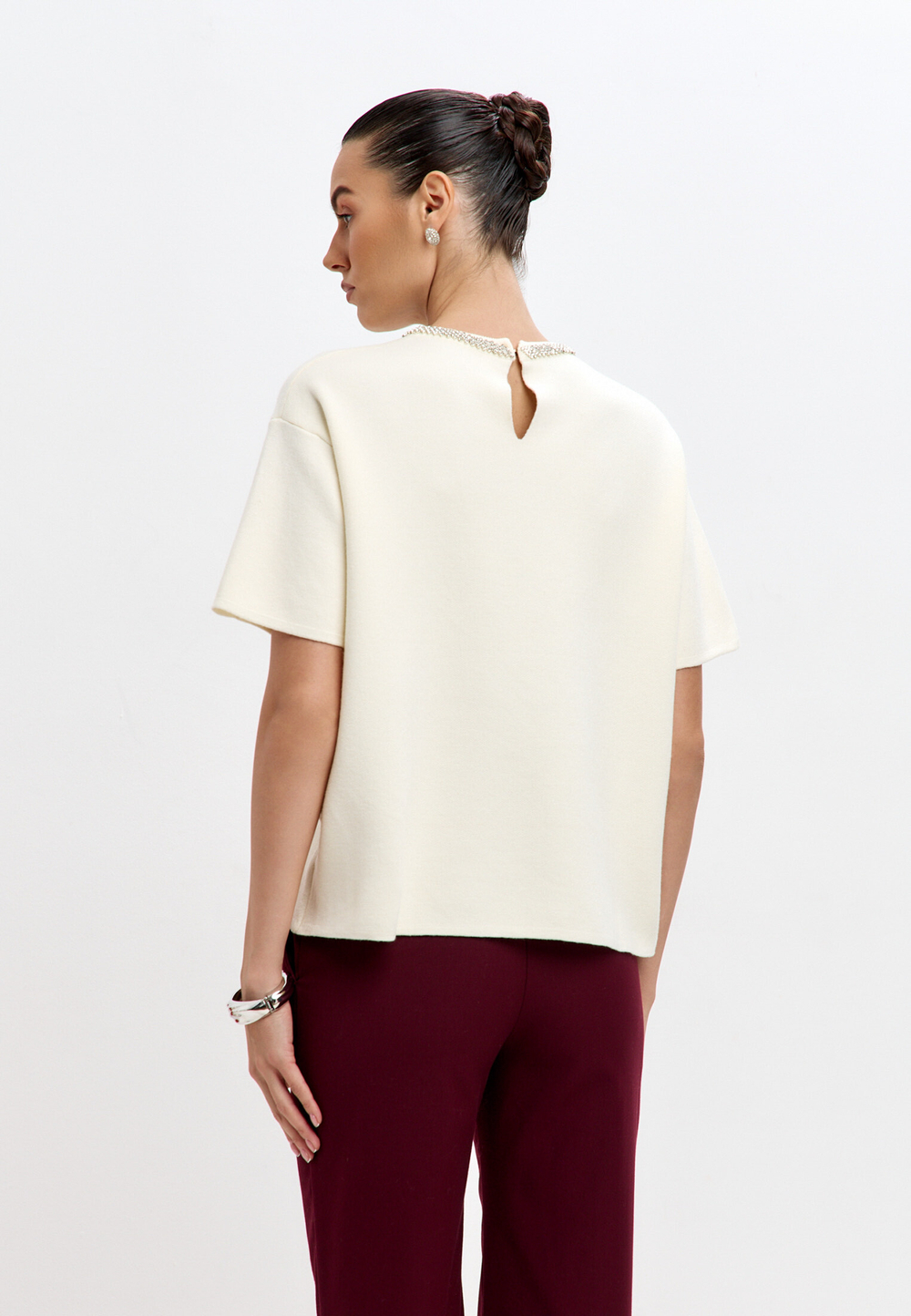 Футболка с кристаллами на воротнике