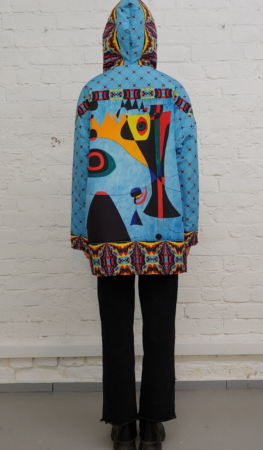 Двусторонняя куртка "Связь времён", по мотивам абстрактной живописи Жоан Миро и готического шрифта и иллюстраций из Бревиария короля Мартина Арагонского