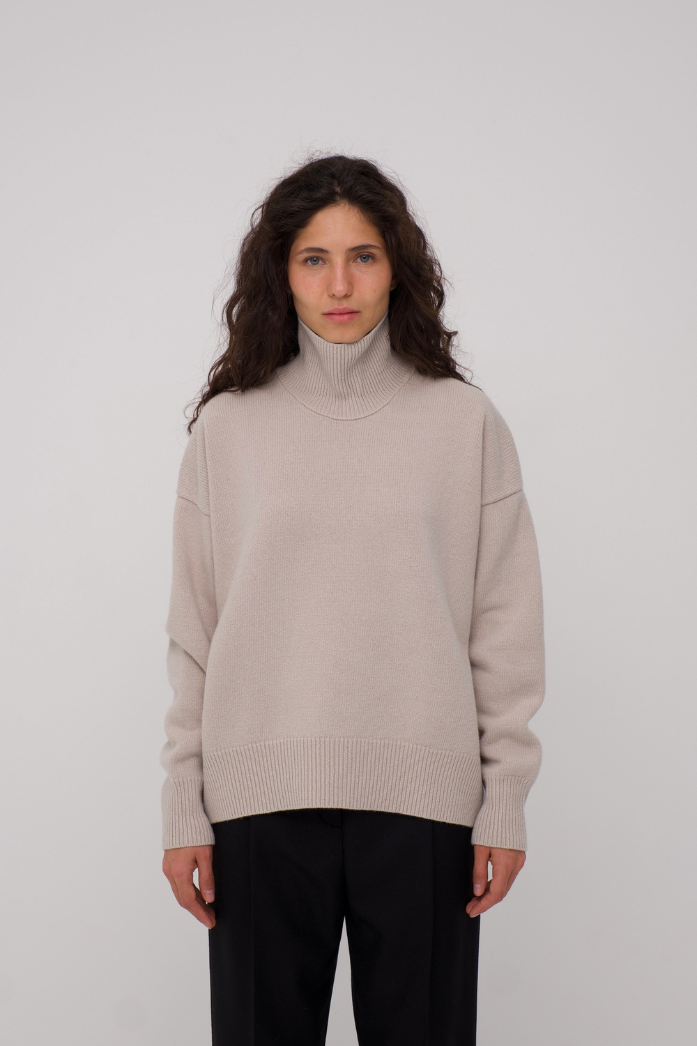 Джемпер Премиальный из мериноса и кашемира. С высоким воротом. Цвет кремовый. Пятно спереди. №21