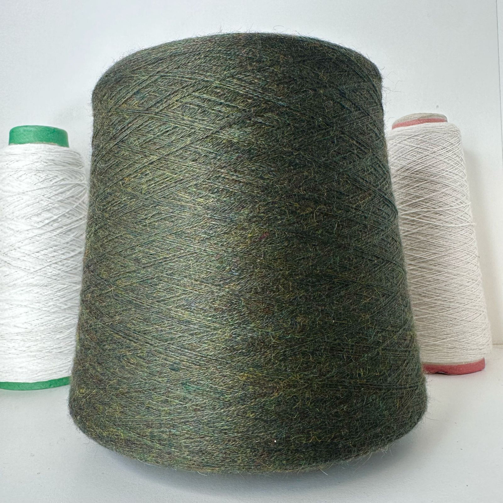 ALMOND - Loro Piana; 60% кашемир, 40% альпака; 1300м/100гр; col.4711 Vallo; цвет: темно-зеленый меланж Есть мал. бобинка 265гр.