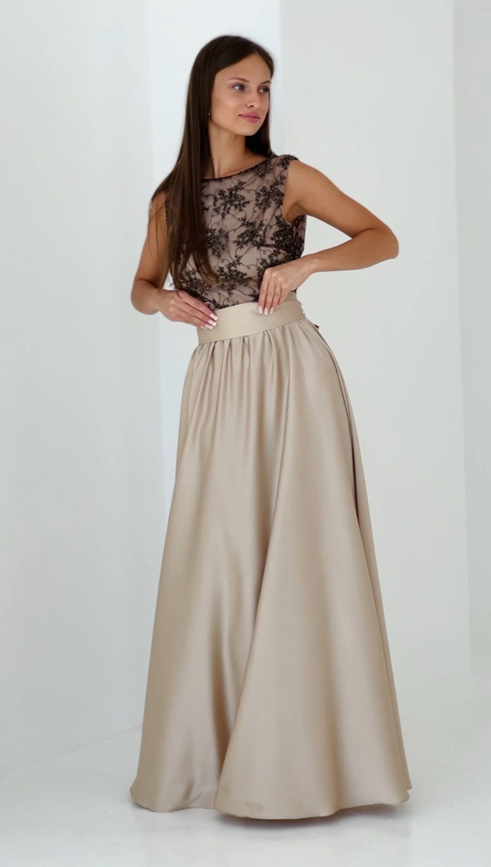 Платье со стеклярусом и открытой спинкой