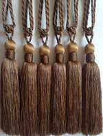 Кисть средняя New Trimmings арт. DB 02556 col. 07 (высота кисти 25,5 см)